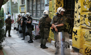 Εξάρχεια: Επίθεση με βαριοπούλες και ρόπαλα για να κλέψουν την κάλπη