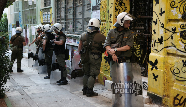 Εξάρχεια: Επίθεση με βαριοπούλες και ρόπαλα για να κλέψουν την κάλπη