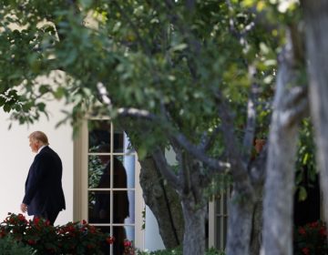 Κιμ Ντάροκ: Δυσλειτουργική, αδέξια και ανίκανη η κυβέρνηση Τραμπ