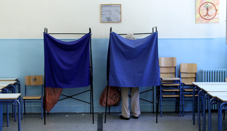 Bloomberg: Η ελληνική οικονομία ανακάμπτει – Το διακύβευμα των εκλογών