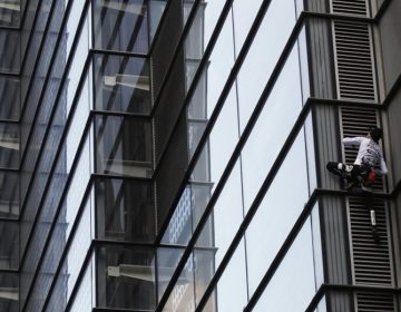 «Άνθρωπος-αράχνη» σκαρφάλωσε στον ψηλότερο ουρανοξύστη του Λονδίνου