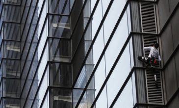 «Άνθρωπος-αράχνη» σκαρφάλωσε στον ψηλότερο ουρανοξύστη του Λονδίνου