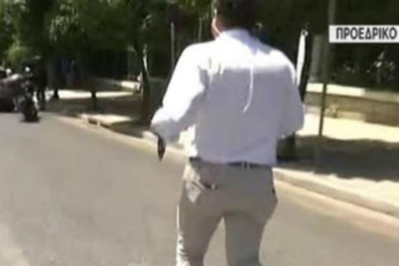 Δημοσιογράφος του ΣΚΑΪ κυνηγάει τον Μητσοτάκη έξω από το Προεδρικό Μέγαρο