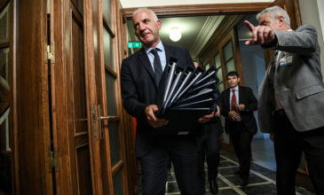 Τι περιείχαν οι φάκελοι που μοίρασε ο Μητσοτάκης στους υπουργούς