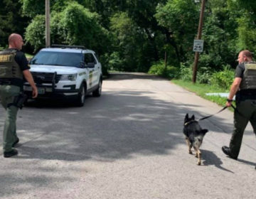 Η αστυνομία βρήκε καταζητούμενο όταν αερίστηκε και αποκαλύφθηκε η κρυψώνα του