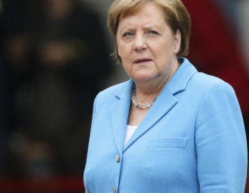 Ειδικός διάβασε τι ψέλλιζε η Μέρκελ την ώρα που έτρεμε