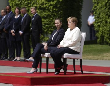 Καθιστή υποδέχθηκε η Μέρκελ την πρωθυπουργό της Δανίας