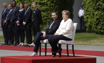 Καθιστή υποδέχθηκε η Μέρκελ την πρωθυπουργό της Δανίας