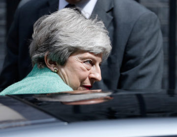Υπερήφανη αλλά απογοητευμένη αποχωρεί η Μέι από την πρωθυπουργία