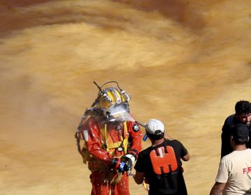 Τα συγκλονιστικά πλάνα από τις έρευνες των δυτών στην Κόκκινη Λίμνη