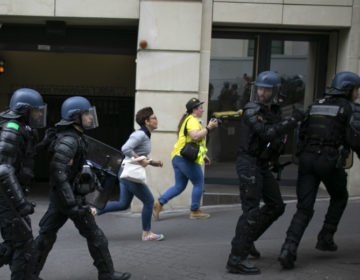 Γαλλία: Επεισόδια μεταξύ αστυνομικών και διαδηλωτών στην λεωφόρο των Ηλυσίων Πεδίων