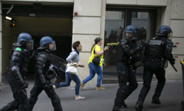Γαλλία: Επεισόδια μεταξύ αστυνομικών και διαδηλωτών στην λεωφόρο των Ηλυσίων Πεδίων