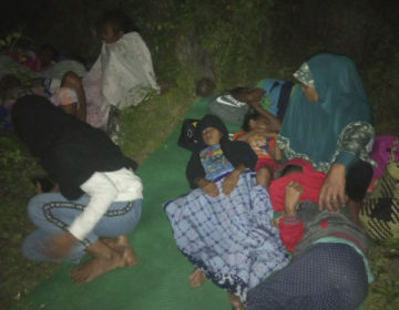 Ινδονησία: Ένας νεκρός, εκατοντάδες κατεστραμμένα σπίτια μετά τον ισχυρό σεισμό