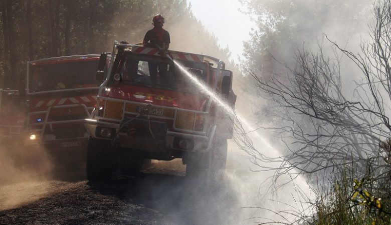 Πυρκαγιές στη νότια Γαλλία – Απομακρύνθηκαν 2.500 κατασκηνωτές