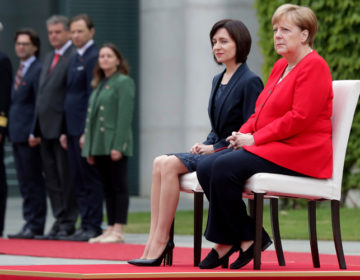 Η νέα καθιστή εμφάνιση της Μέρκελ προκαλεί ξανά ερωτήματα για την υγεία της