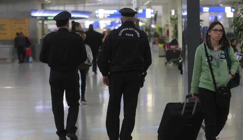 Αστυνομικός συνελήφθη ως μέλος σπείρας διακίνησης μεταναστών