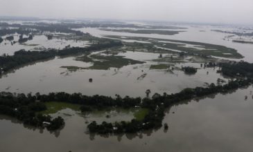 Ινδία: Τουλάχιστον 120 νεκροί από τις σφοδρές βροχοπτώσεις
