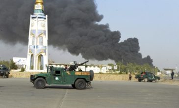 Πολύνεκρη επίθεση στο Αφγανιστάν με παγιδευμένα αυτοκίνητα