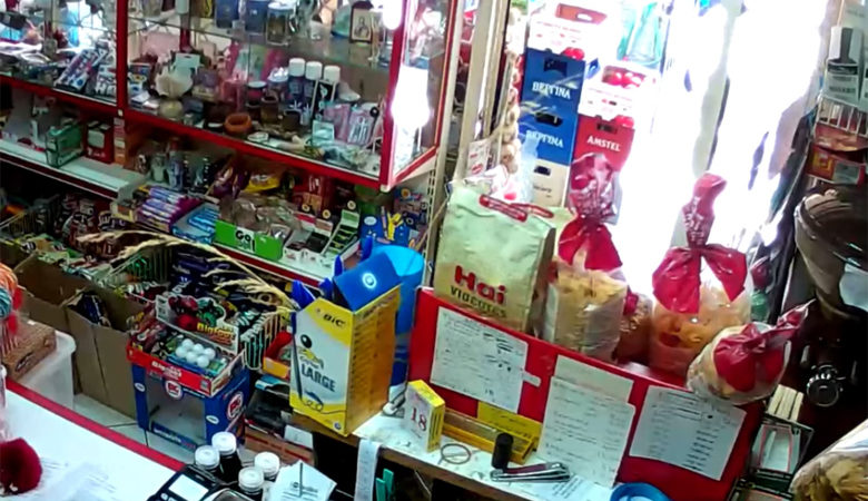 Βίντεο από κάμερες σπιτιών και μαγαζιών καταγράφουν τη στιγμή του σεισμού