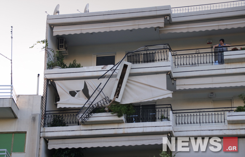 Σεισμός στην Αττική: Ξεκόλλησαν κάγκελα από μπαλκόνι πολυκατοικίας