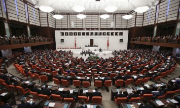Προκαλούν με κοινή ανακοίνωση τους τα τέσσερα κόμματα της Τουρκικής Βουλής
