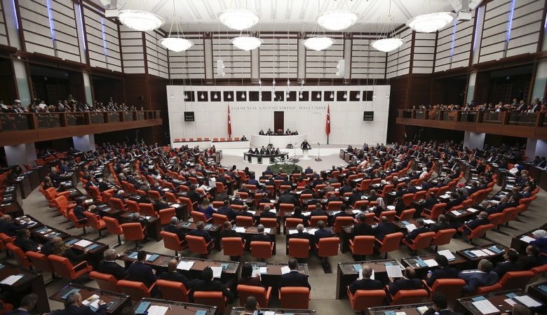 Προκαλούν με κοινή ανακοίνωση τους τα τέσσερα κόμματα της Τουρκικής Βουλής