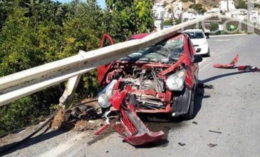 Σοκαριστικό τροχαίο: Αυτοκίνητο «καρφώθηκε» στις προστατευτικές μπάρες