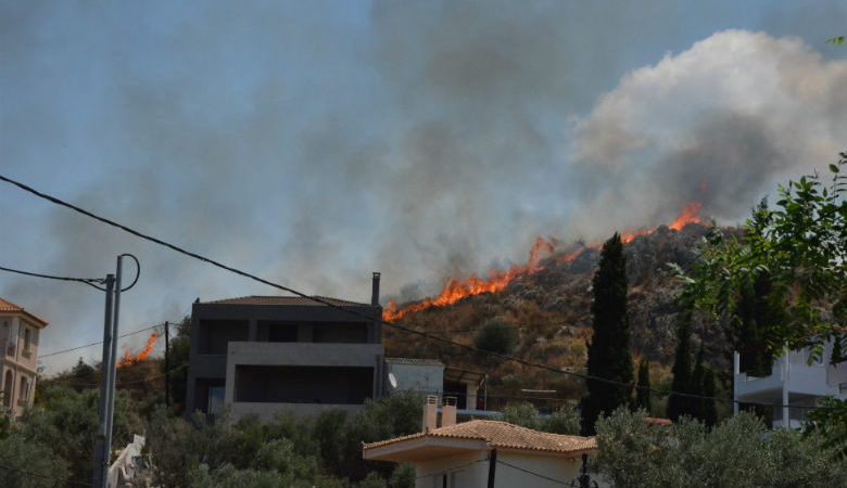 Απείλησε σπίτια η φωτιά που ξέσπασε στο Ναύπλιο