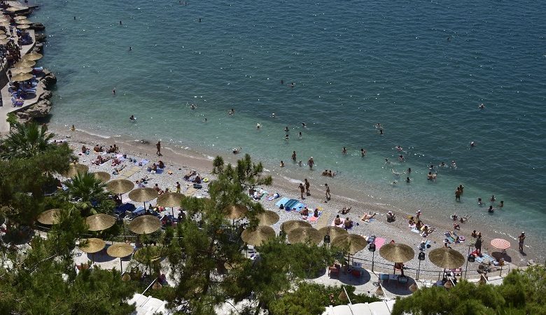 Εκκενώθηκε παραλία στο Πόρτο Ράφτη λόγω κινδύνου κατολίσθησης