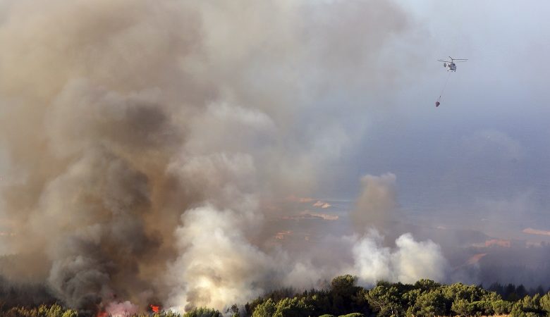 Μάχη με τις φλόγες δίνουν 900 πυροσβέστες στην Πορτογαλία