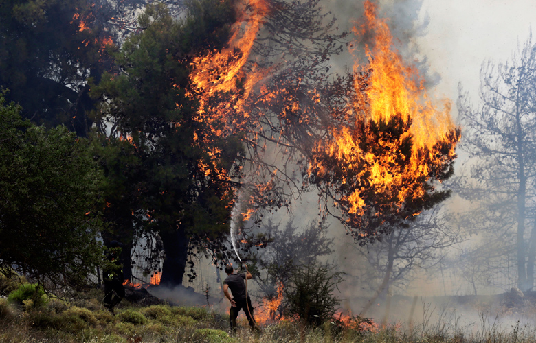 Σε ετοιμότητα για εκκένωση δύο ακόμη χωριά στην Εύβοια – Σε πλήρη εξέλιξη η πυρκαγιά που καίει δάσος Natura