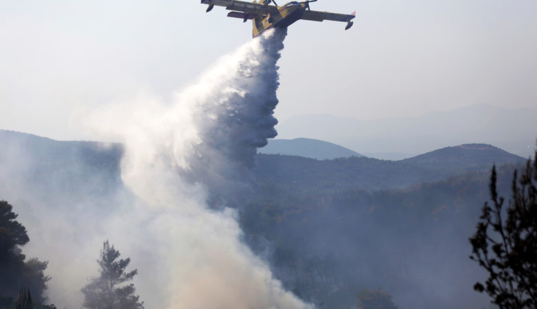 Ξέσπασε φωτιά στη Κεφαλονιά – Εκκενώνονται οικισμοί προληπτικά