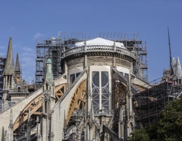 Απειλείται ξανά η Παναγία των Παρισίων – Ο καύσωνας στη Γαλλία φέρνει κοντά τον κίνδυνο κατάρρευσης του τρούλου