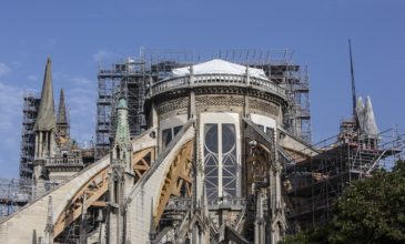 Απειλείται ξανά η Παναγία των Παρισίων – Ο καύσωνας στη Γαλλία φέρνει κοντά τον κίνδυνο κατάρρευσης του τρούλου
