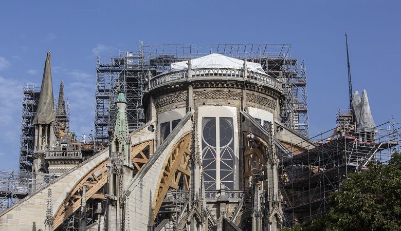 Απειλείται ξανά η Παναγία των Παρισίων – Ο καύσωνας στη Γαλλία φέρνει κοντά τον κίνδυνο κατάρρευσης του τρούλου