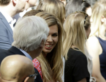 Ο διακριτικός και μυστηριώδης ρόλος της Κάρι Σίμοντς στο πλευρό του Μπόρις Τζόνσον