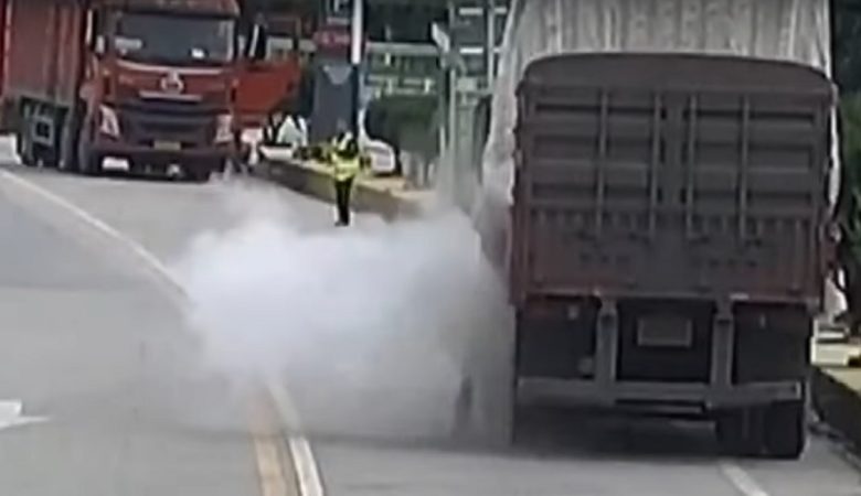 Η στιγμή που εκρήγνυται λάστιχο φορτηγού τραυματίζοντας τον οδηγό