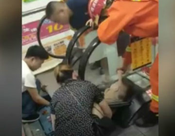 Κίνα: Εγκλωβίστηκε το χέρι του σε κυλιόμενες σκάλες