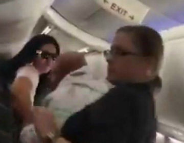 Τον πλάκωσε στο ξύλο μέσα στο αεροπλάνο επειδή τόλμησε να κοιτάξει άλλη