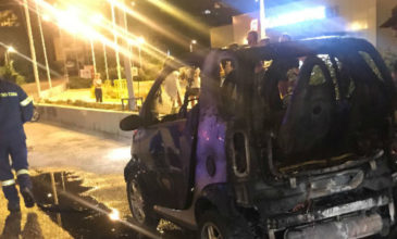 Αυτοκίνητο στο Ναύπλιο πήρε φωτιά στη μέση του δρόμου και κάηκε ολοσχερώς