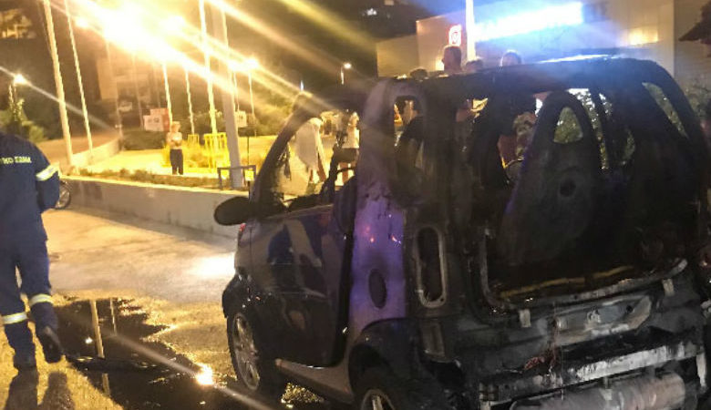 Αυτοκίνητο στο Ναύπλιο πήρε φωτιά στη μέση του δρόμου και κάηκε ολοσχερώς