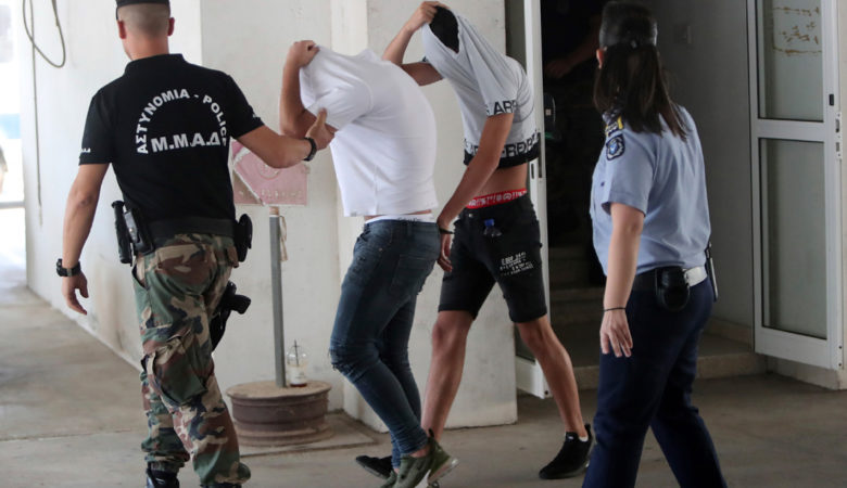 Έξι μέρες κράτηση στους επτά υπόπτους για τον ομαδικό βιασμό στην Κύπρο