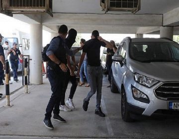 Ομαδικός βιασμός: Η στιγμή που αφήνεται ελεύθερος ένας εκ των συλληφθέντων