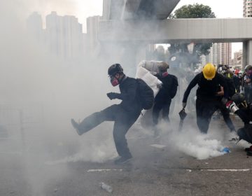 Η αστυνομία στο Χονγκ Κονγκ έκανε χρήση δακρυγόνων εναντίον των διαδηλωτών