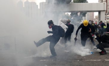 Η αστυνομία στο Χονγκ Κονγκ έκανε χρήση δακρυγόνων εναντίον των διαδηλωτών