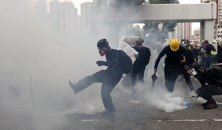 Η αστυνομία στο Χονγκ Κονγκ έκανε χρήση δακρυγόνων εναντίον των διαδηλωτών