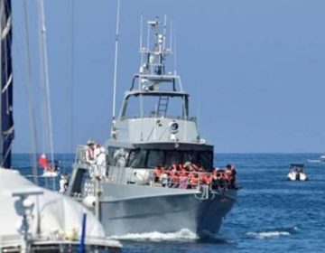 Εγκλωβισμένοι σε σκάφος παραμένουν 130 μετανάστες στην Ιταλία