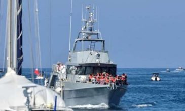 Εγκλωβισμένοι σε σκάφος παραμένουν 130 μετανάστες στην Ιταλία