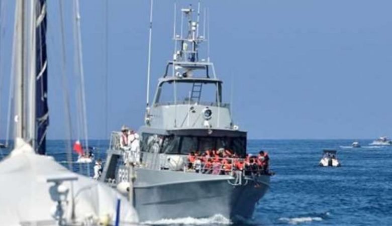 Εγκλωβισμένοι σε σκάφος παραμένουν 130 μετανάστες στην Ιταλία