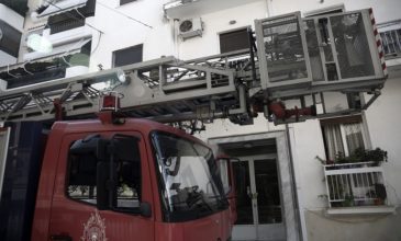 Φωτιά σε μονοκατοικία στα Καλύβια – Εκρήξεις και δύο τραυματίες